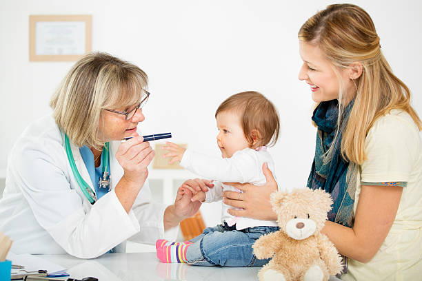 pediatra verificar a visão de um bebé. - patient happiness cheerful optometrist imagens e fotografias de stock