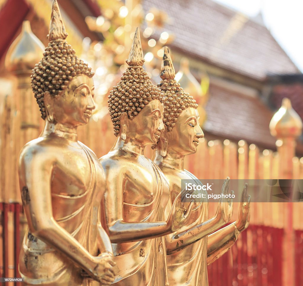 Douradas de Buda no Templo da Ásia na Tailândia, Chiang Mai - Foto de stock de Antigo royalty-free