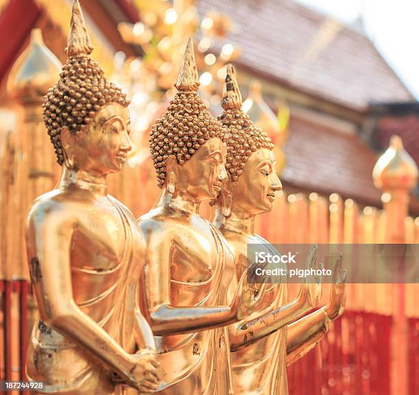 Foto de Douradas De Buda No Templo Da Ásia Na Tailândia Chiang Mai e mais fotos de stock de Antigo