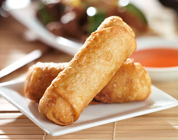 chinese egg rolls with sauce on plate - 春卷 個照片及圖片檔