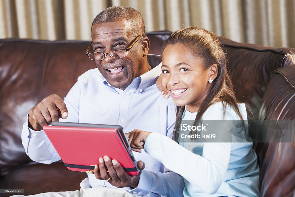 Fille afro-américaine grands-parents montrant comment utiliser Tablette numérique - Photo de Afro-américain libre de droits