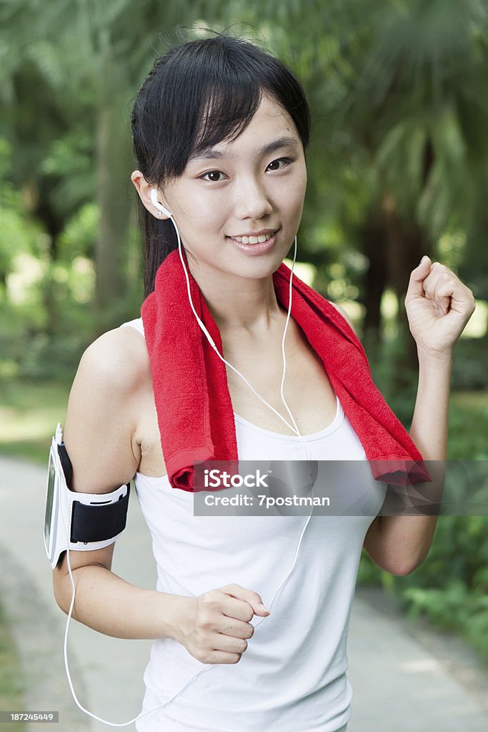 Giovane donna facendo esercizio - Foto stock royalty-free di Adulto