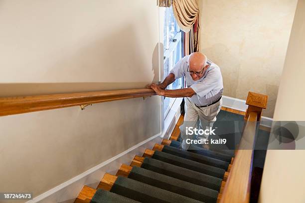 Photo libre de droit de Senior Homme Grimper Les Escaliers banque d'images et plus d'images libres de droit de Escalier - Escalier, Troisième âge, Marches - Marches et Escaliers