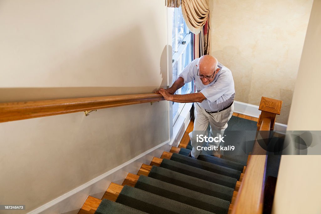 노인 남자 계단 오르기 - 로열티 프리 계단 스톡 사진