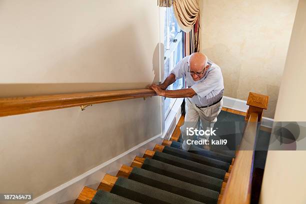 노인 남자 계단 오르기 계단에 대한 스톡 사진 및 기타 이미지 - 계단, 노인, 층계