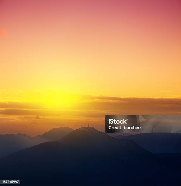 Atardecer En Las Montañas Foto de stock y más banco de imágenes de Aire libre - Aire libre, Amanecer, Amarillo - Color