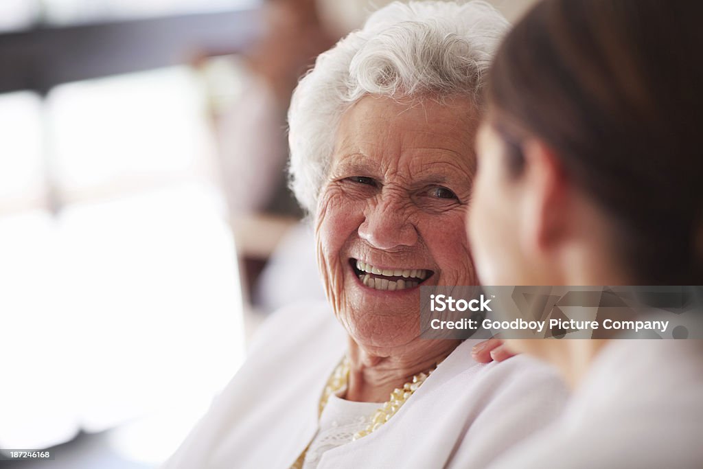 Sorrindo mulher idosas e enfermeira - Foto de stock de Terceira idade royalty-free