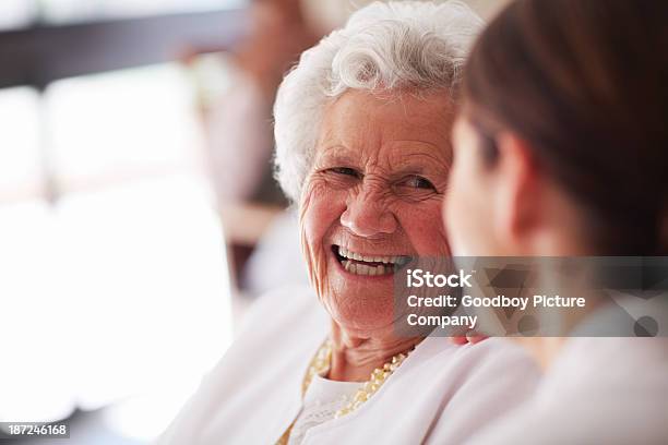 Foto de Sorrindo Mulher Idosas E Enfermeira e mais fotos de stock de Terceira idade - Terceira idade, Clínica de Repouso, Cuidado