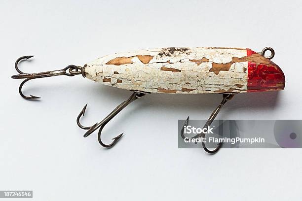 Closeup Of Vintage Рыбалка Lure На Белом — стоковые фотографии и другие картинки Рыболовный крючок - Рыболовный крючок, Старомодный, Старый