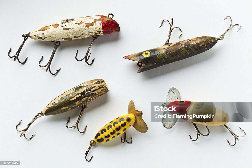 Close-up-Gruppo di Vintage inserti tipo esca da pescatore su bianco. - Foto stock royalty-free di Amo da pesca