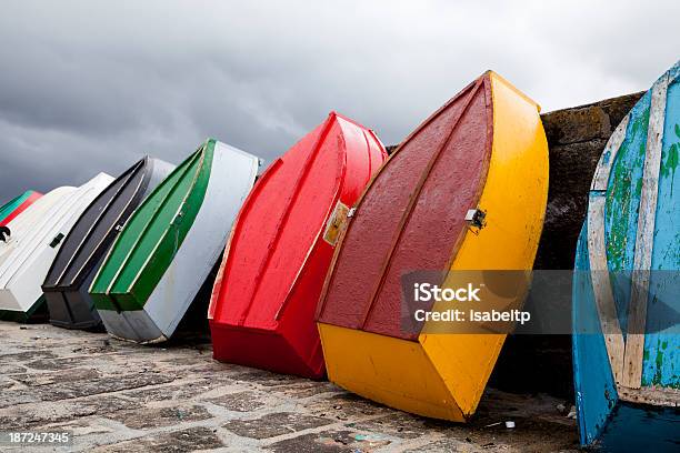 밝은 컬러 Rowboats 입석 한 돌제 8에 대한 스톡 사진 및 기타 이미지 - 8, 갈리시아, 개성-개념