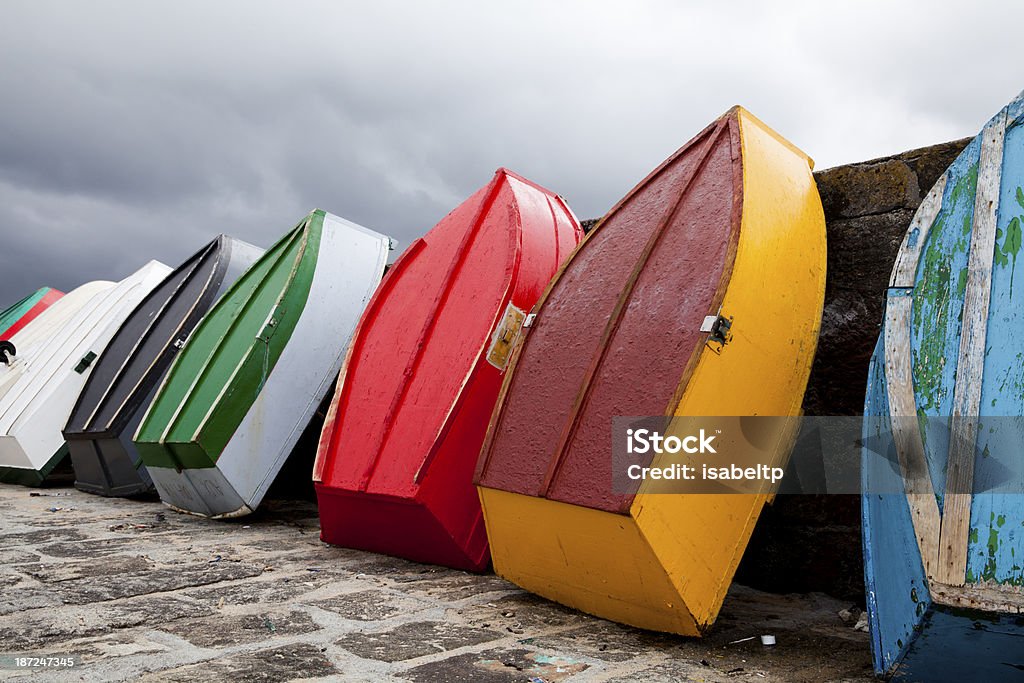 Jasny kolorowy rowboats stać na Pomost - Zbiór zdjęć royalty-free (Biały)