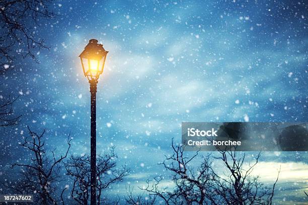 Noche De Invierno Foto de stock y más banco de imágenes de Farola - Farola, Nieve, Invierno