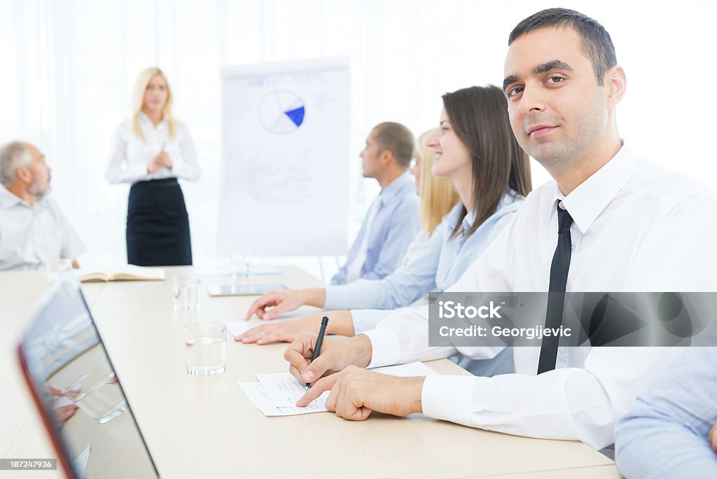 Homme d'affaires au bureau, salle de réunion - Photo de Adulte libre de droits