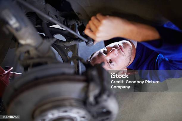 Esta Tarea Es Una Gran Cantidad De Habilidad Foto de stock y más banco de imágenes de Coche - Coche, Debajo de, Mecánico