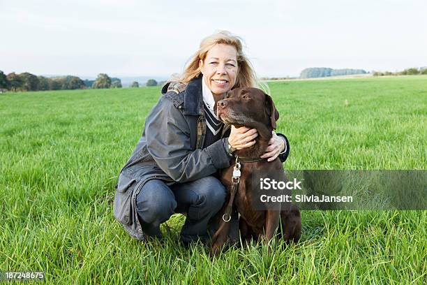 Foto de Mulher Abraçando Cachorro Estilo De Vida Saudável e mais fotos de stock de 40-44 anos - 40-44 anos, 40-49 anos, 45-49 anos