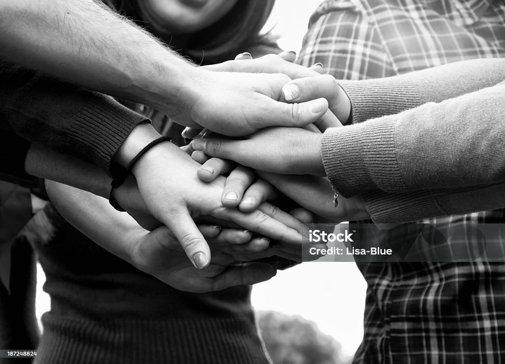 Travail d'équipe une pile de mains - Photo de Image en noir et blanc libre de droits