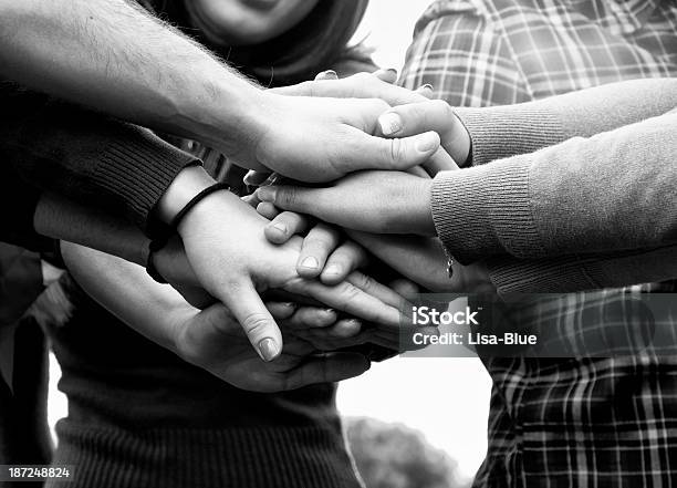 Photo libre de droit de Travail Déquipe Une Pile De Mains banque d'images et plus d'images libres de droit de Image en noir et blanc - Image en noir et blanc, Adolescence, Adolescent