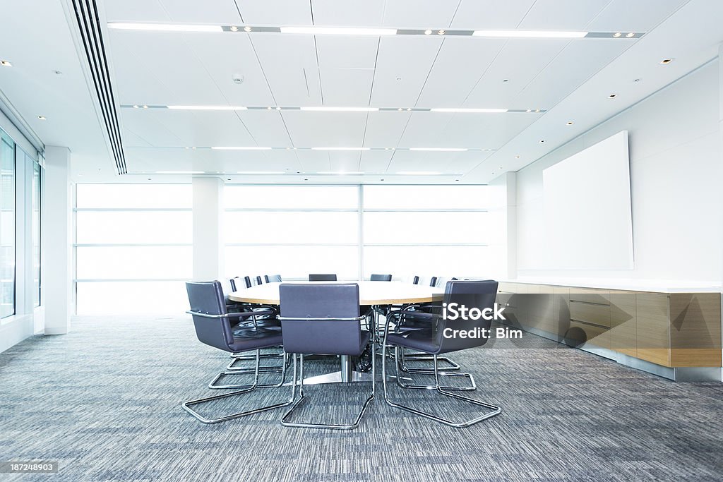 Bureau moderne salle de conseil avec une Table et des chaises de conférence et un écran - Photo de Salle de réunion libre de droits