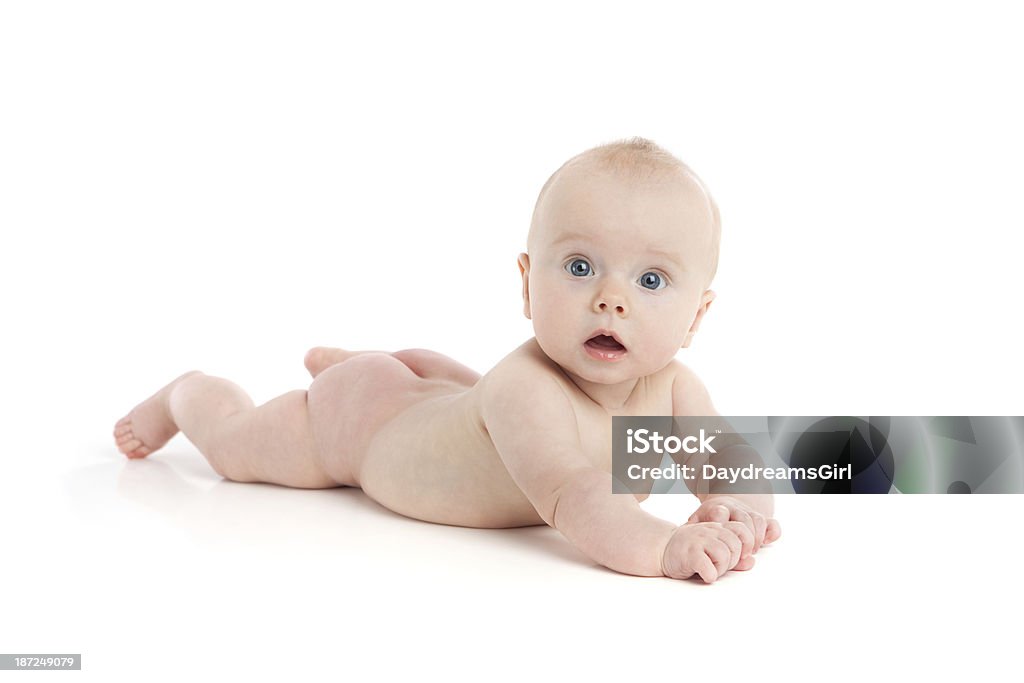 Lindo bebê deitado no branco andar com expressão surpresa - Foto de stock de Bebê royalty-free