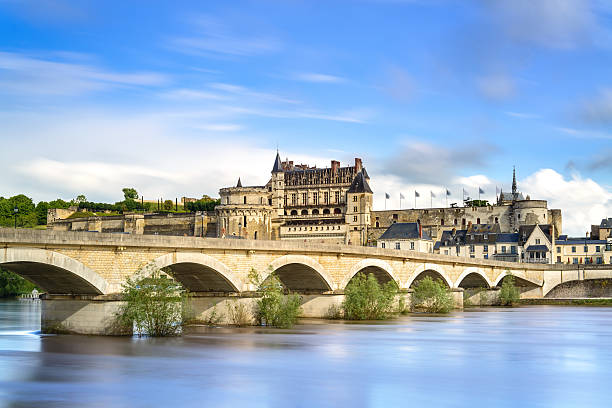 amboise, village, el puente y medieval castle. valle del loira, francia - castillo estructura de edificio fotografías e imágenes de stock