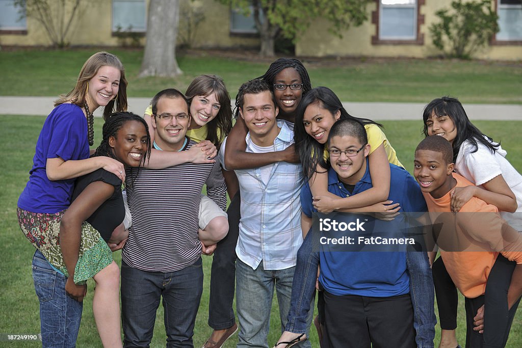 Diversi studenti universitari - Foto stock royalty-free di Adulto