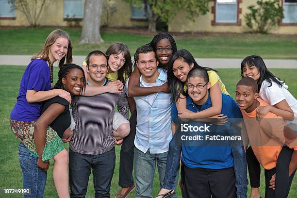 Diversi Studenti Universitari - Fotografie stock e altre immagini di Adulto - Adulto, Afro-americano, Allegro