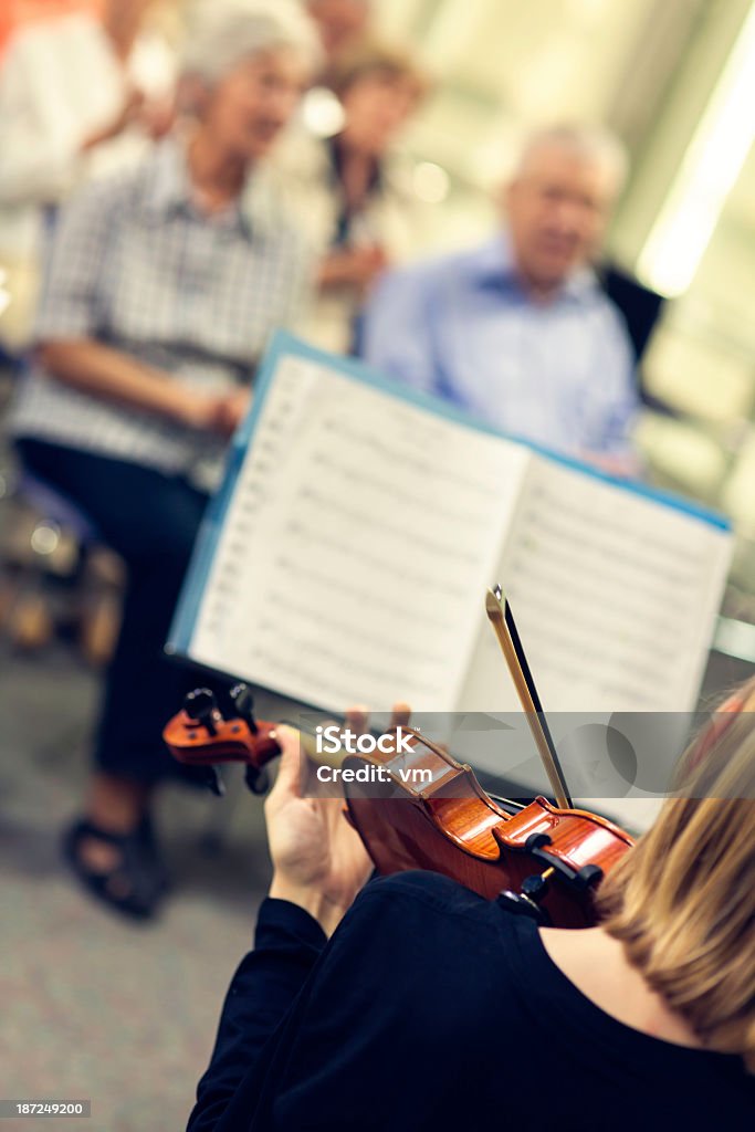 Подросток играет на классической школы концерт - Стоковые фото Публика роялти-фри
