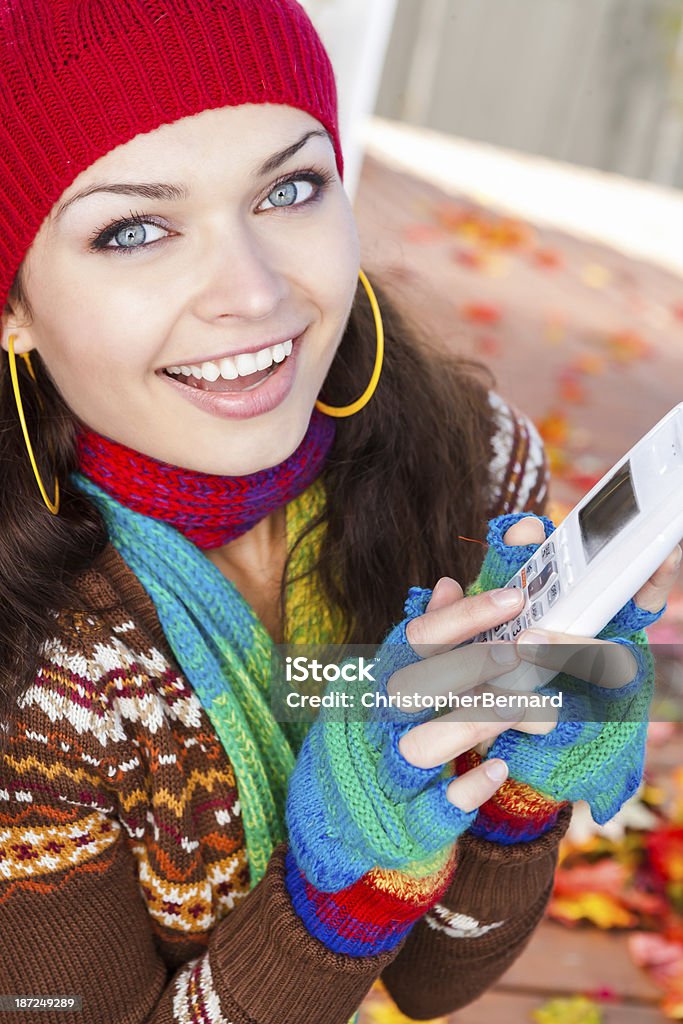 Outono mulher sorridente dailing no telefone - Foto de stock de Adulto royalty-free