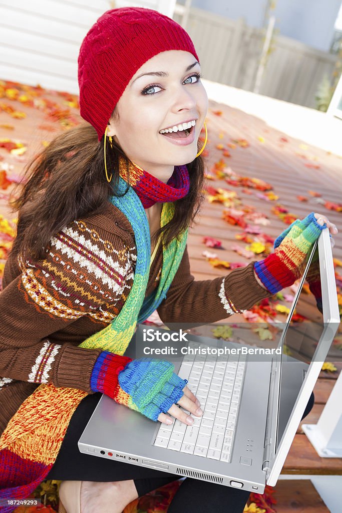 秋-笑顔の女性屋外のノートパソコンを使う - 1人のロイヤリティフリーストックフォト
