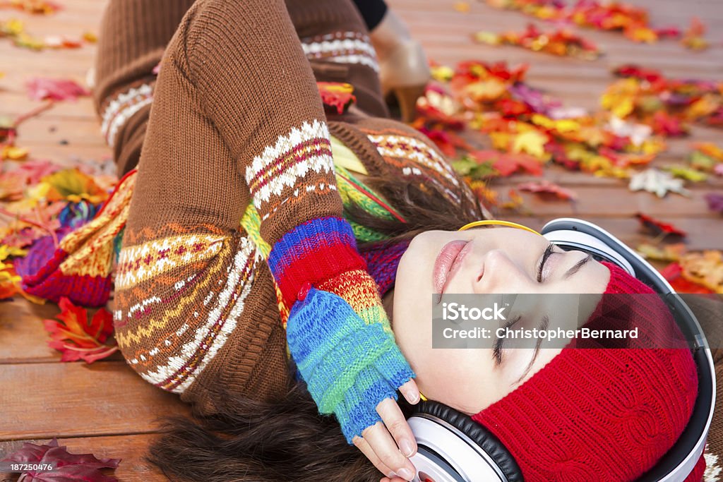 Herbst-Frau mit Kopfhörer auf dem deck - Lizenzfrei 25-29 Jahre Stock-Foto