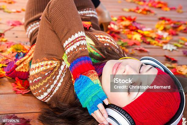 Outono Mulher No Convés Com Auscultadores - Fotografias de stock e mais imagens de 25-29 Anos - 25-29 Anos, Adulto, Alegria