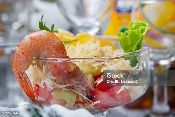 Foto de Salada Com Camarão Sobre A Mesa Festiva e mais fotos de stock de Abacaxi - Abacaxi, Alimentação Saudável, Amarelo