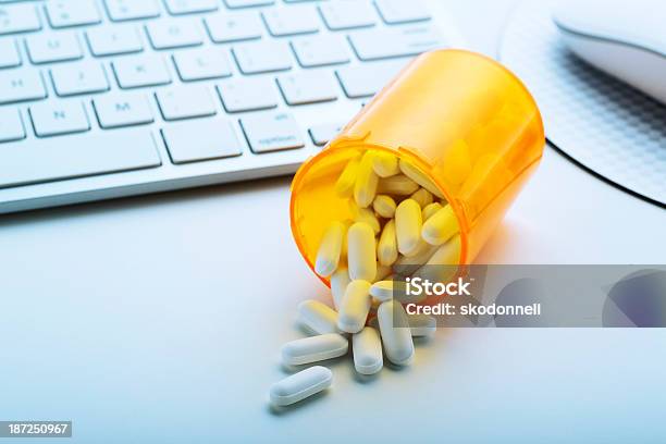 Botella De Comprimidos En Un Ordenador Foto de stock y más banco de imágenes de Cápsula - Cápsula, Elipse, Píldoras