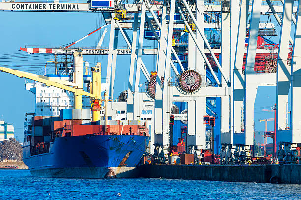 contentor de carga no terminal do porto de hamburgo, alemanha - hamburg germany harbor cargo container commercial dock imagens e fotografias de stock