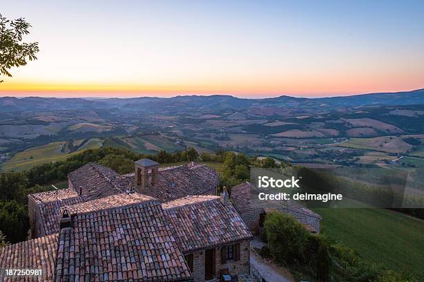 Tramonto Sulle Colline Toscane - Fotografie stock e altre immagini di Agricoltura - Agricoltura, Ambientazione esterna, Ambientazione tranquilla