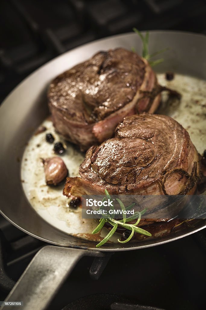 Filet Mignon mit Speck, Knoblauch und Kräutern - Lizenzfrei Blutig Stock-Foto