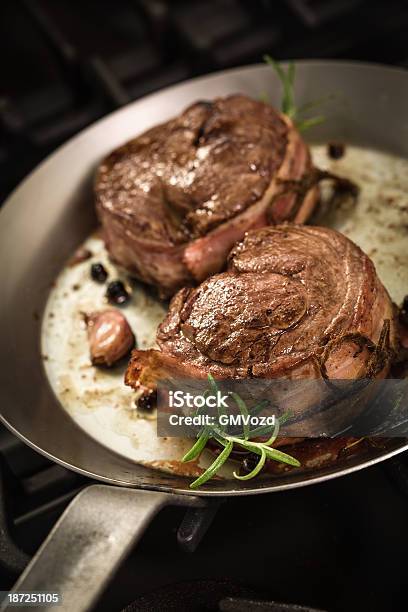 Filet Mignon Mit Speck Knoblauch Und Kräutern Stockfoto und mehr Bilder von Blutig - Blutig, Filet Mignon, Filetiert