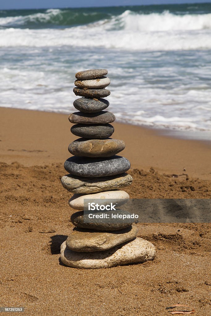 Grupo de piedras ello en equilibrio - Foto de stock de Agua libre de derechos