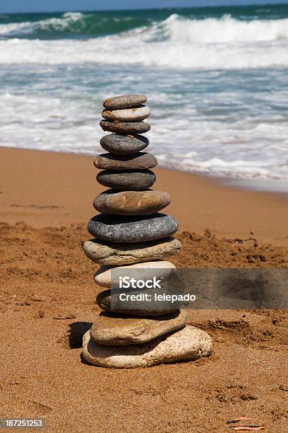 Grupo De Piedras Ello En Equilibrio Foto de stock y más banco de imágenes de Agua - Agua, Aire libre, Apilar