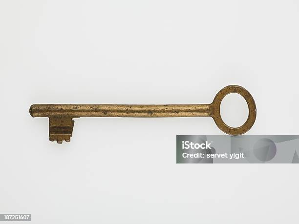 Antigüedades De Clave En Blanco Foto de stock y más banco de imágenes de Abrir con llave - Abrir con llave, Acero, Amarillo - Color
