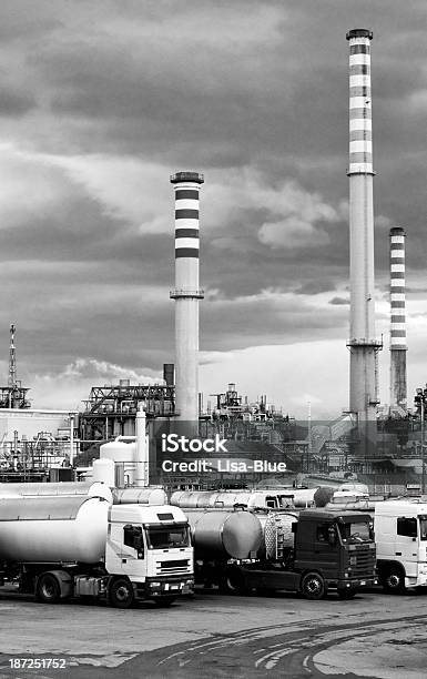 Camiões E Fábrica Química - Fotografias de stock e mais imagens de Alterações climáticas - Alterações climáticas, Ao Ar Livre, Branco