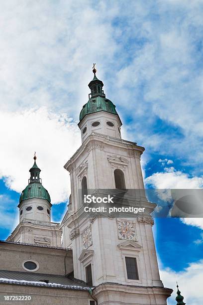 Salzburger Dom - Fotografias de stock e mais imagens de Ao Ar Livre - Ao Ar Livre, Catedral de Salzburgo, Céu