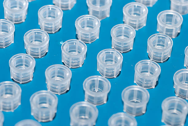 ciência pontas de pipeta de plástico - close up medical test exam people imagens e fotografias de stock