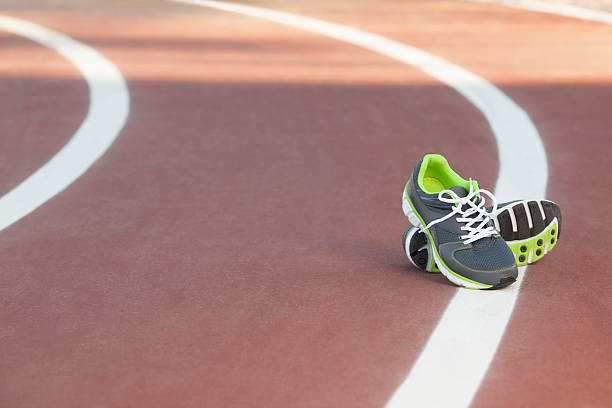 chaussures de running de la piste de jogging. - untied pair sports shoe shoe photos et images de collection