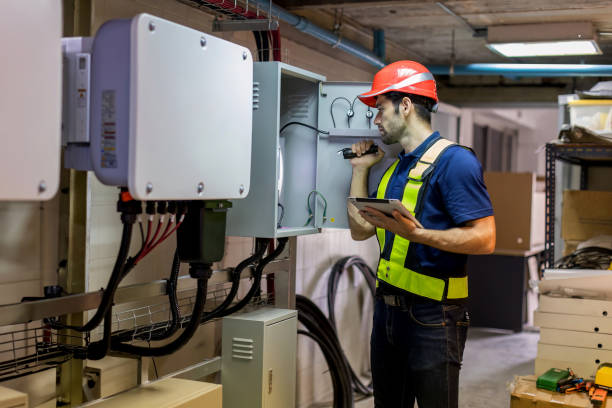 ingénieur électricien travaillant en salle de contrôle. ingénieur électricien vérifiant l’armoire de distribution électrique dans la salle de contrôle - 24424 photos et images de collection