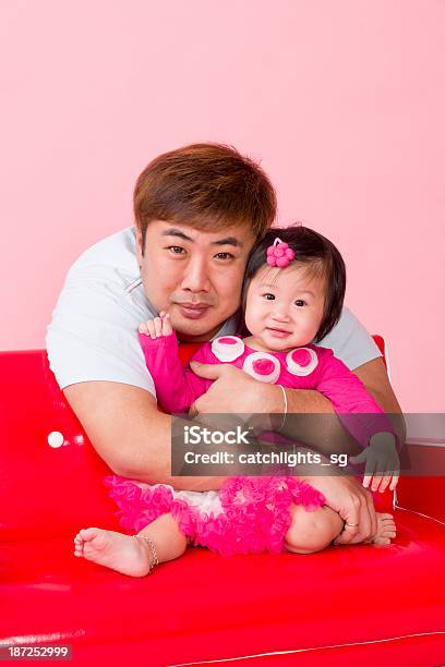 Famiglia Asiatica - Fotografie stock e altre immagini di 6-11 Mesi - 6-11 Mesi, Abbigliamento da neonato, Adulto