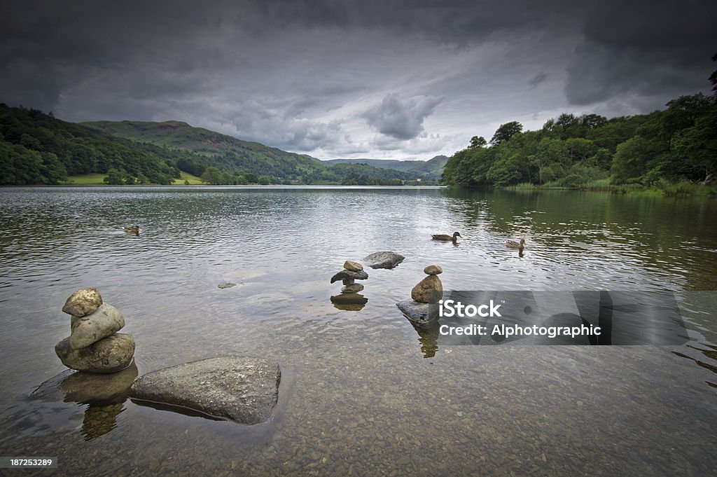 Pebble stacks in lago Grasmere - Foto de stock de Grasmere libre de derechos