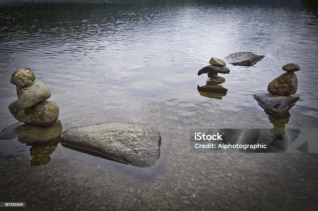 Kamyk stosów w Grasmere lake - Zbiór zdjęć royalty-free (Anglia)