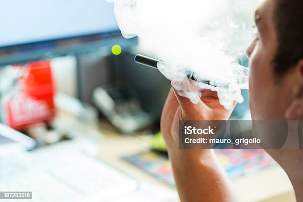남자 흡엽 전자 사무실에 전자담배에 대한 스톡 사진 및 기타 이미지 - 전자담배, 청소년기, 인간 손